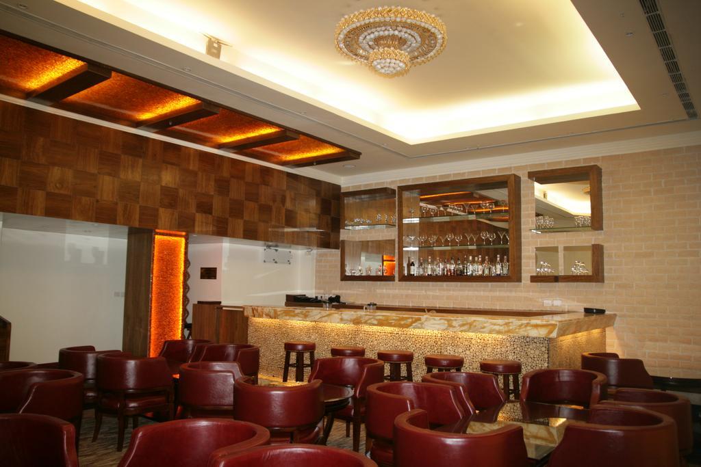 Hotel Saffron Kiran Noida Exterior foto